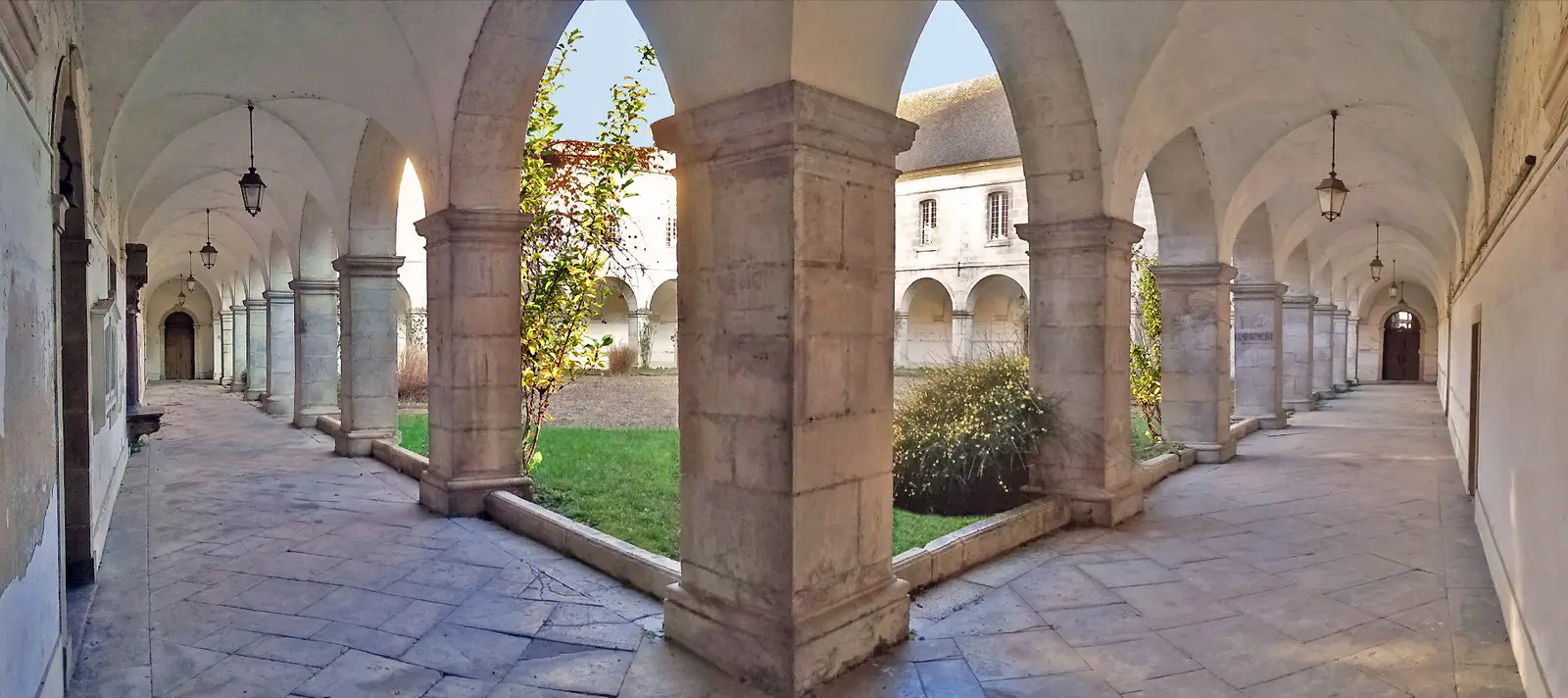 DOLE : Le Cloître des Cordeliers — visuel 2
